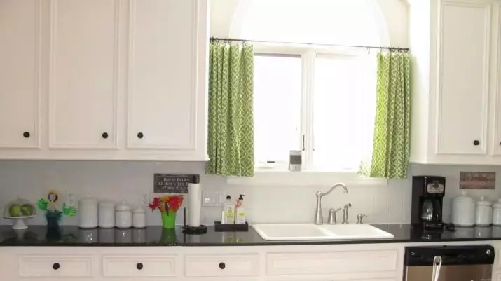 Cortinas para cocina blanca (42 fotos): ¿Qué colores son adecuados para el diseño de la cocina en colores blanco y negro? ¿Cómo se ven las cortinas azules en el interior de la cocina blanca? 20975_14