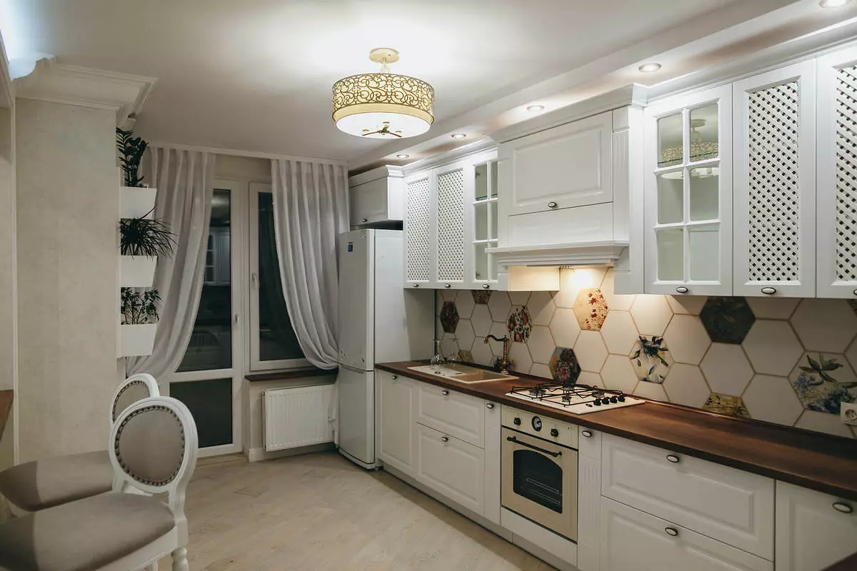 Cortinas para cocina blanca (42 fotos): ¿Qué colores son adecuados para el diseño de la cocina en colores blanco y negro? ¿Cómo se ven las cortinas azules en el interior de la cocina blanca? 20975_15