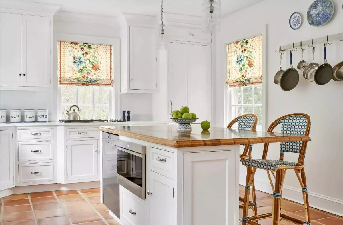 Beyaz Mutfak Perdeleri (42 Fotoğraf): Siyah ve beyaz renklerde mutfak tasarımı için hangi renkler uygundur? Mavi perdeler beyaz mutfak iç kısmında nasıl bakıyor? 20975_2