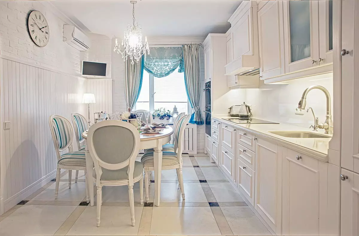 Пердета за бяла кухня (42 снимки): Какви цветове са подходящи за кухненски дизайн в черно и бяло цветове? Как сини завеси изглеждат кухня интериор в бяло? 20975_25