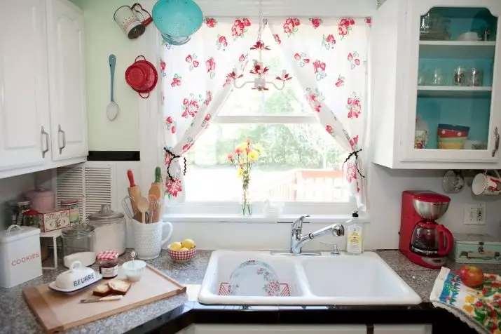 Cortinas para cozinha branca (42 fotos): Que cores são adequadas para design de cozinha em cores preto e branco? Como as cortinas azuis olham no interior da cozinha branca? 20975_27