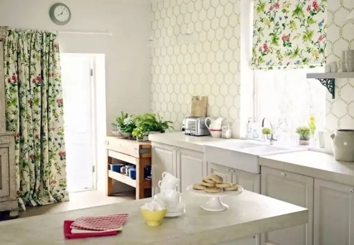 白いキッチンのカーテン（42枚の写真）：黒と白の色のキッチンデザインにはどの色が適していますか？ブルーカーテンはどのように白いキッチンのインテリアを見ていますか？ 20975_28