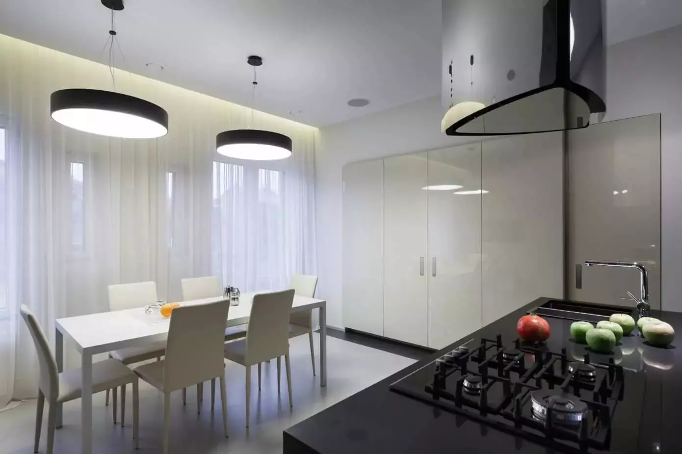 Cortinas para cozinha branca (42 fotos): Que cores são adequadas para design de cozinha em cores preto e branco? Como as cortinas azuis olham no interior da cozinha branca? 20975_29