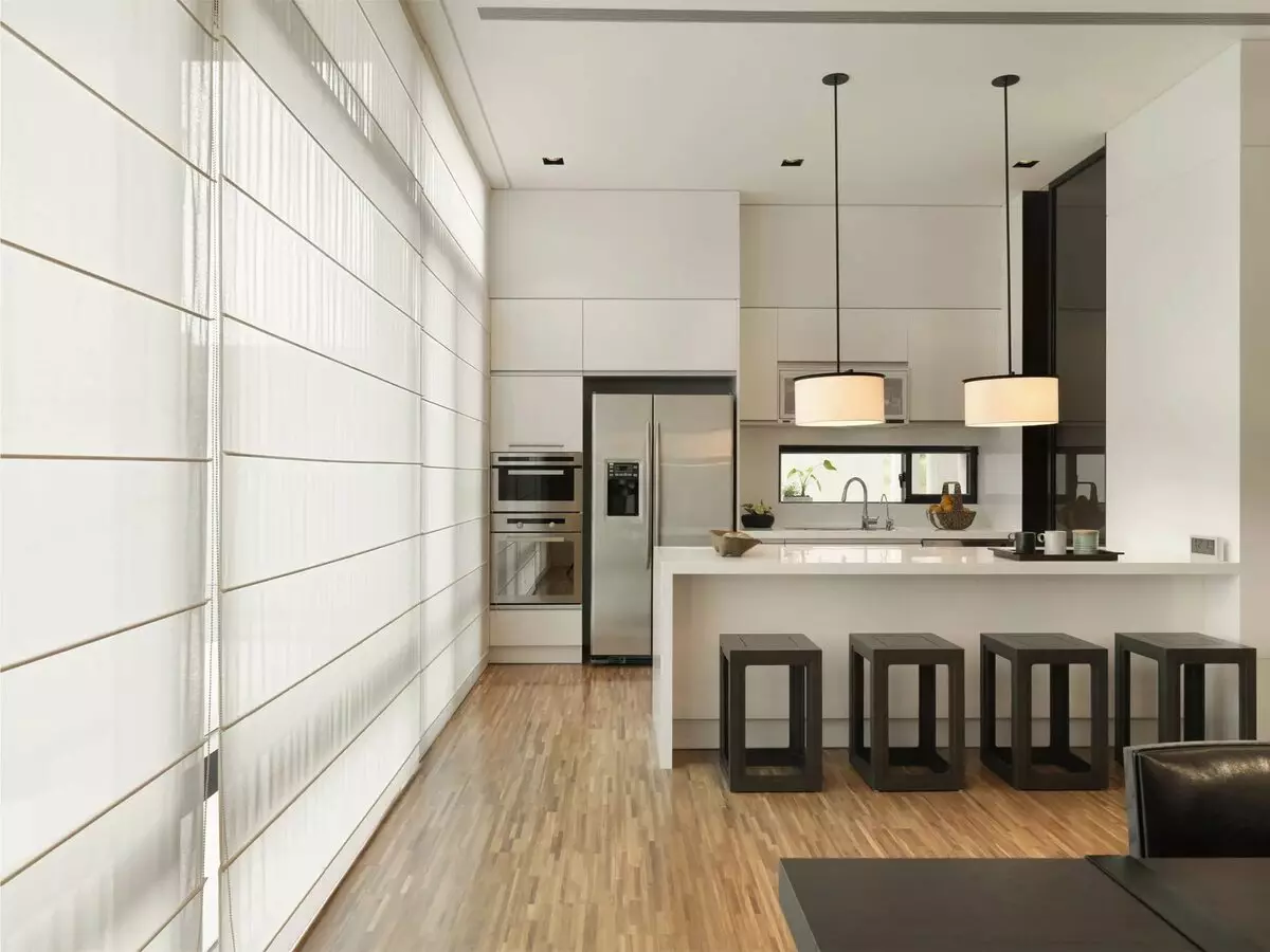 白色厨房的窗帘（42张照片）：黑色和白色颜色的厨房设计适用于什么颜色？蓝色窗帘如何看待白色厨房内部？ 20975_32