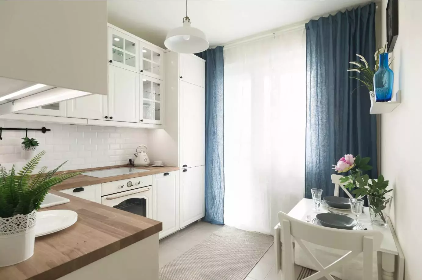 Cortinas para cozinha branca (42 fotos): Que cores são adequadas para design de cozinha em cores preto e branco? Como as cortinas azuis olham no interior da cozinha branca? 20975_38