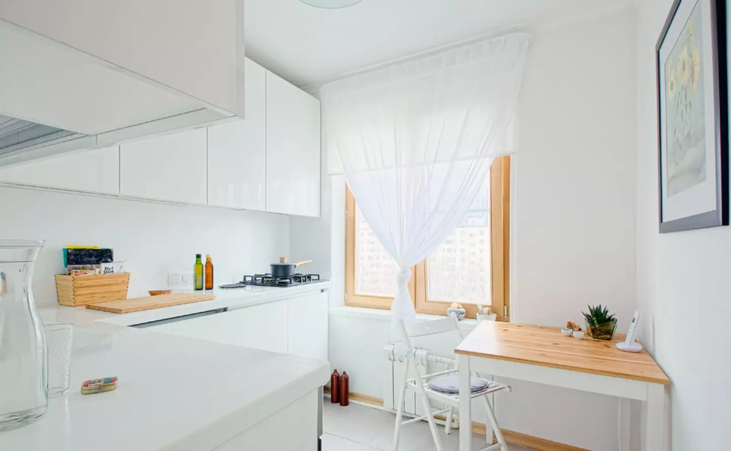 白色廚房的窗簾（42張照片）：黑色和白色顏色的廚房設計適用於什麼顏色？藍色窗簾如何看待白色廚房內部？ 20975_39