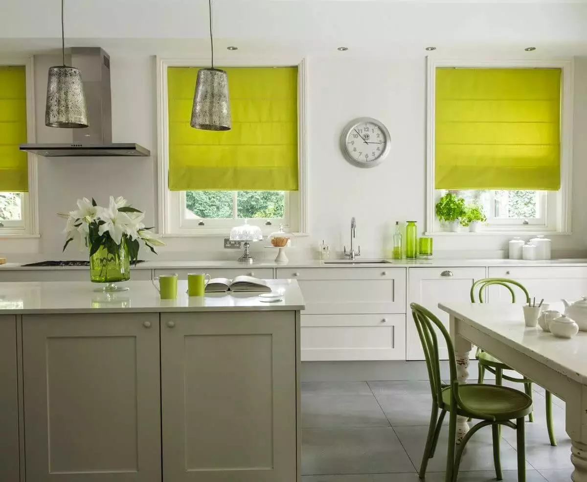 白色厨房的窗帘（42张照片）：黑色和白色颜色的厨房设计适用于什么颜色？蓝色窗帘如何看待白色厨房内部？ 20975_42