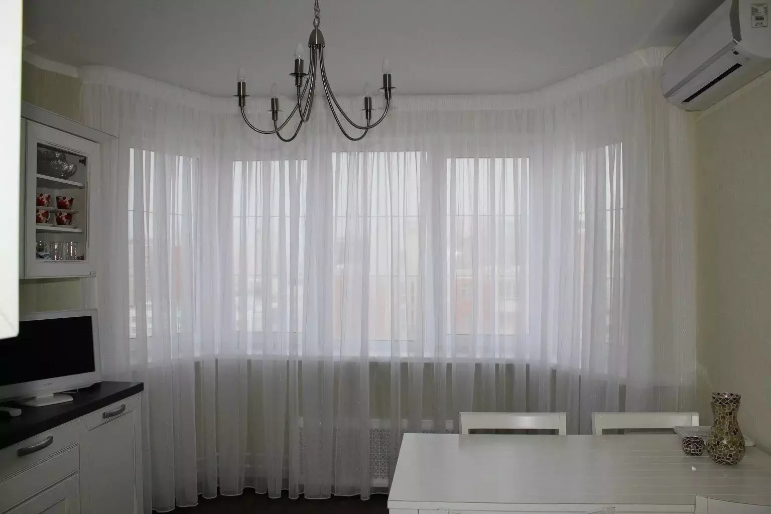白色厨房的窗帘（42张照片）：黑色和白色颜色的厨房设计适用于什么颜色？蓝色窗帘如何看待白色厨房内部？ 20975_5