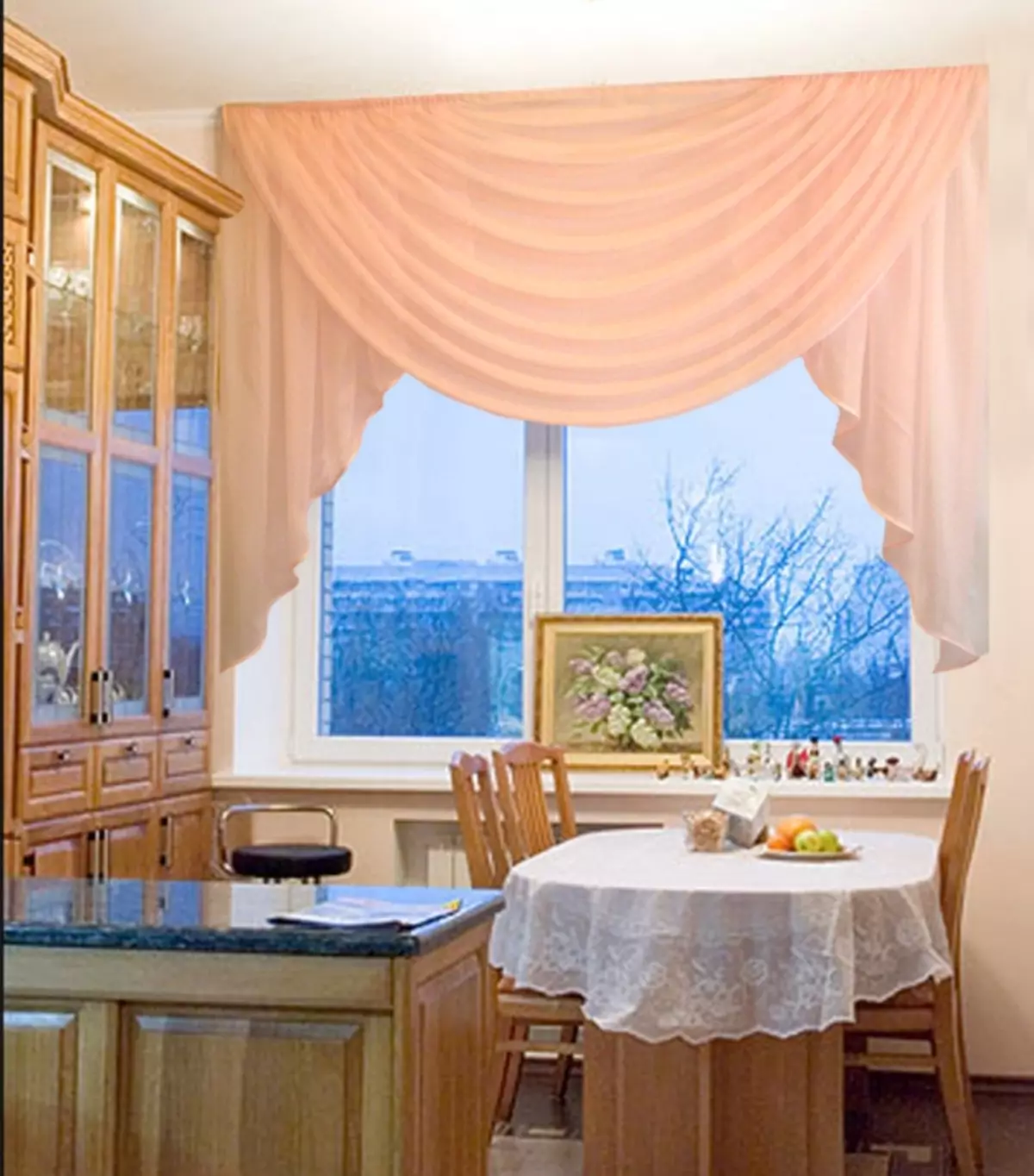 Шторы на кухню можно. Красивые шторы на кухню. Ламбрекен на кухню. Тюль на кухню. Красивые занавески на кухню.
