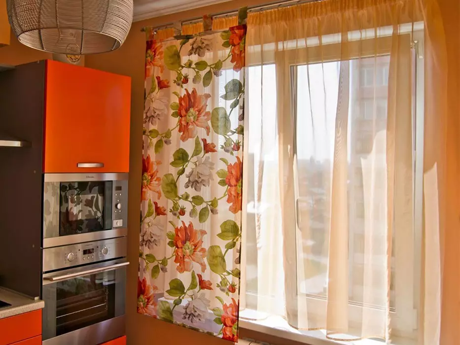 廚房短窗簾（57張照片）：現成的廚房窗簾由薄紗製成，帶有兩半到窗台，窗簾，其他設計選項 20985_10