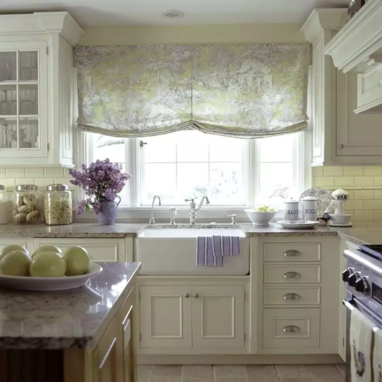 廚房短窗簾（57張照片）：現成的廚房窗簾由薄紗製成，帶有兩半到窗台，窗簾，其他設計選項 20985_13
