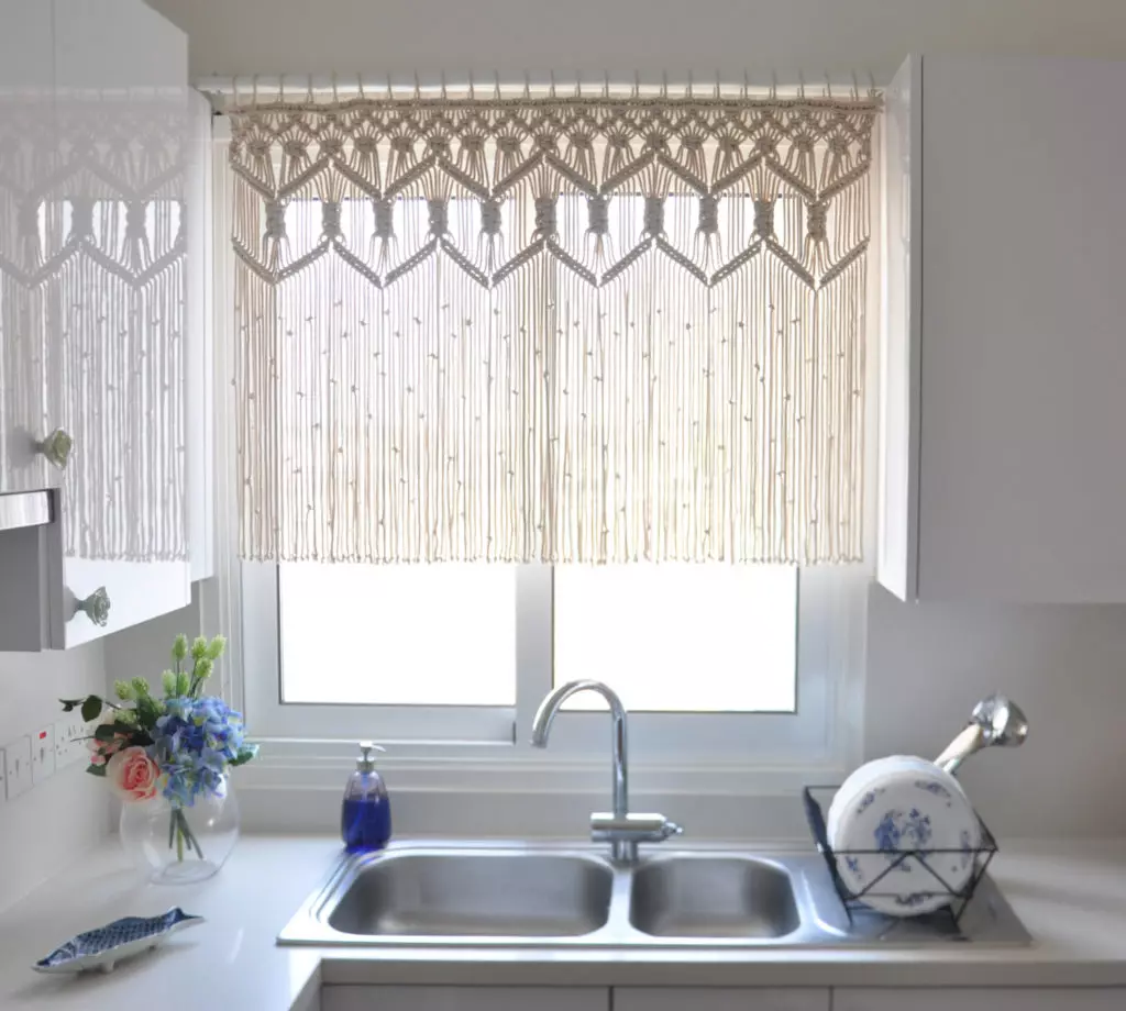 廚房短窗簾（57張照片）：現成的廚房窗簾由薄紗製成，帶有兩半到窗台，窗簾，其他設計選項 20985_16