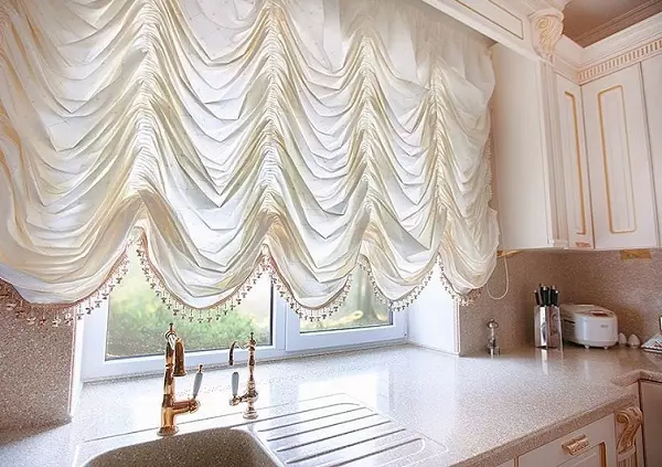 Cortinas curtas na cozinha (57 fotos): Cortinas de cozinha pronta feitas de tule com duas metades para o Windowsill, cortinas combinadas, outras opções de design 20985_27