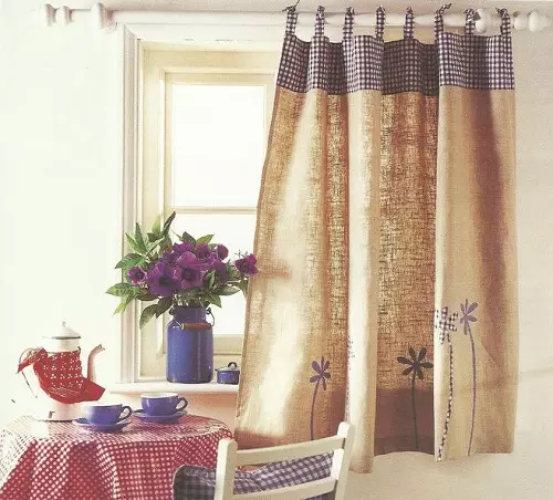 廚房短窗簾（57張照片）：現成的廚房窗簾由薄紗製成，帶有兩半到窗台，窗簾，其他設計選項 20985_42
