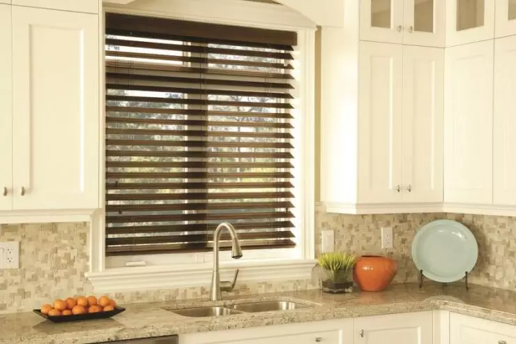 Cortinas curtas na cozinha (57 fotos): Cortinas de cozinha pronta feitas de tule com duas metades para o Windowsill, cortinas combinadas, outras opções de design 20985_49