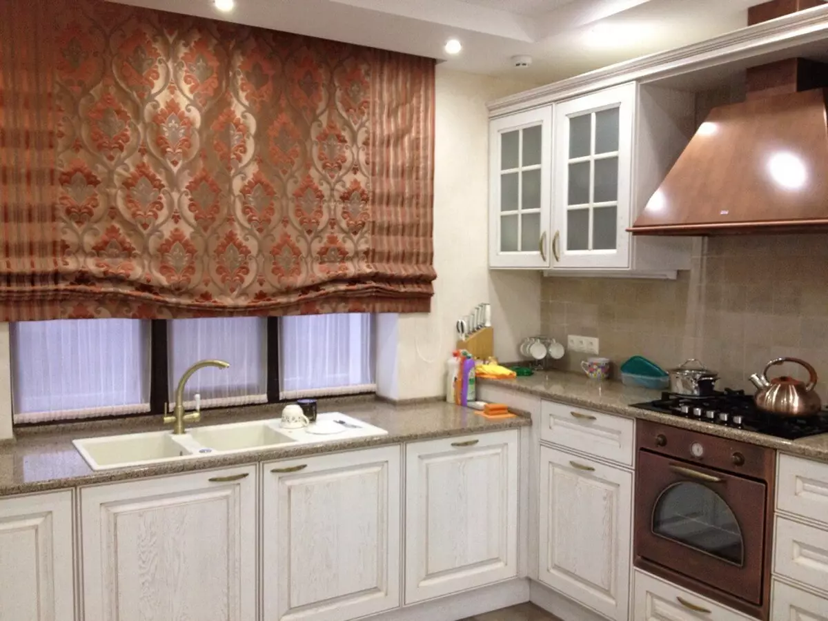 Римская штора на кухне в интерьере классика