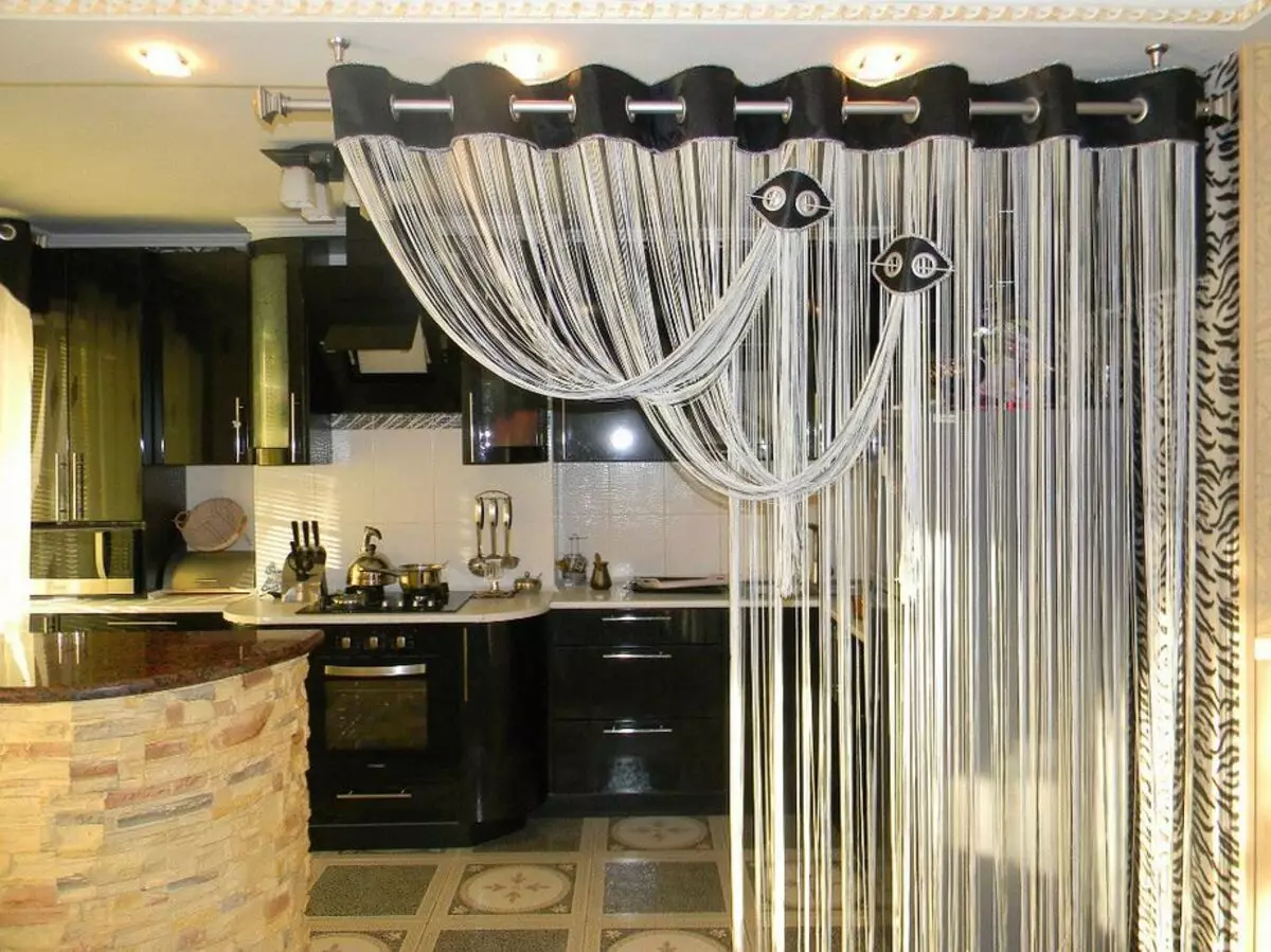 Нитяные шторы на кухне фото на