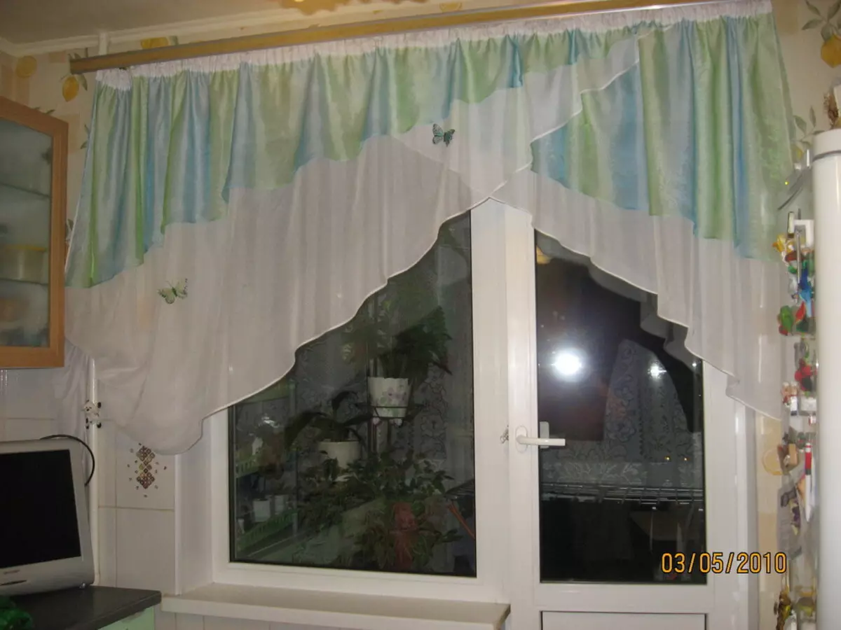 Короткие шторы на кухню с балконной дверью