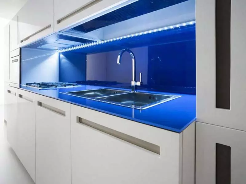 LED ταινία στην κουζίνα κάτω από τα ντουλάπια (31 φωτογραφίες): οπίσθιο φωτισμό διόδων για ντουλάπια κουζίνας στο εσωτερικό 20994_10