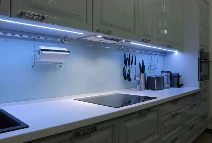 LED ταινία στην κουζίνα κάτω από τα ντουλάπια (31 φωτογραφίες): οπίσθιο φωτισμό διόδων για ντουλάπια κουζίνας στο εσωτερικό 20994_11