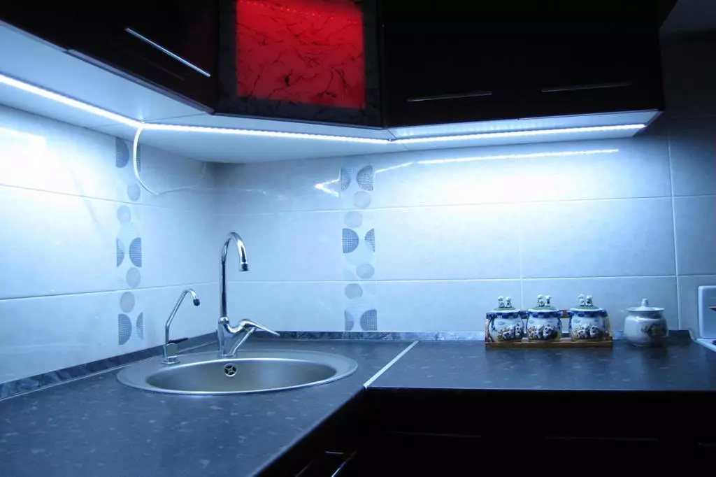 LED ταινία στην κουζίνα κάτω από τα ντουλάπια (31 φωτογραφίες): οπίσθιο φωτισμό διόδων για ντουλάπια κουζίνας στο εσωτερικό 20994_14