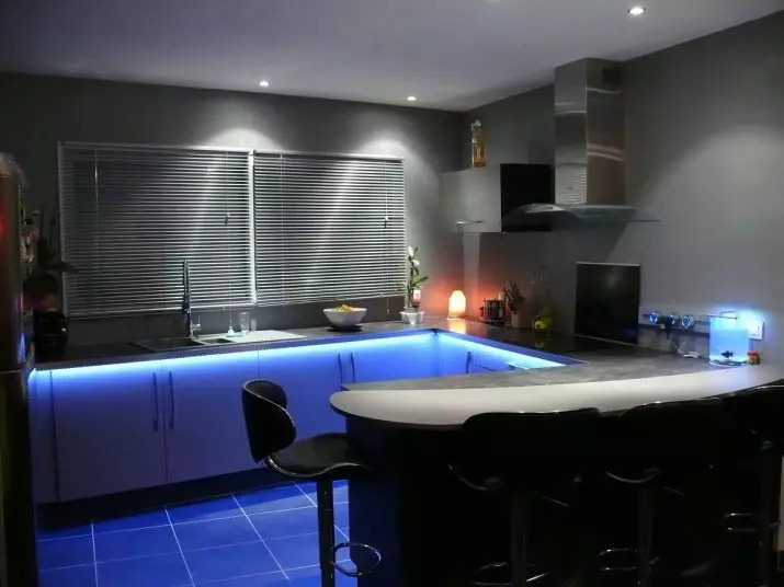 LED ταινία στην κουζίνα κάτω από τα ντουλάπια (31 φωτογραφίες): οπίσθιο φωτισμό διόδων για ντουλάπια κουζίνας στο εσωτερικό 20994_19