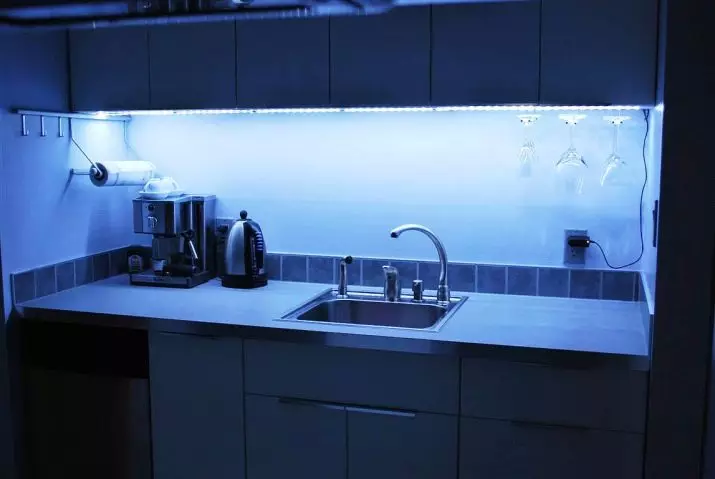 LED ταινία στην κουζίνα κάτω από τα ντουλάπια (31 φωτογραφίες): οπίσθιο φωτισμό διόδων για ντουλάπια κουζίνας στο εσωτερικό 20994_2
