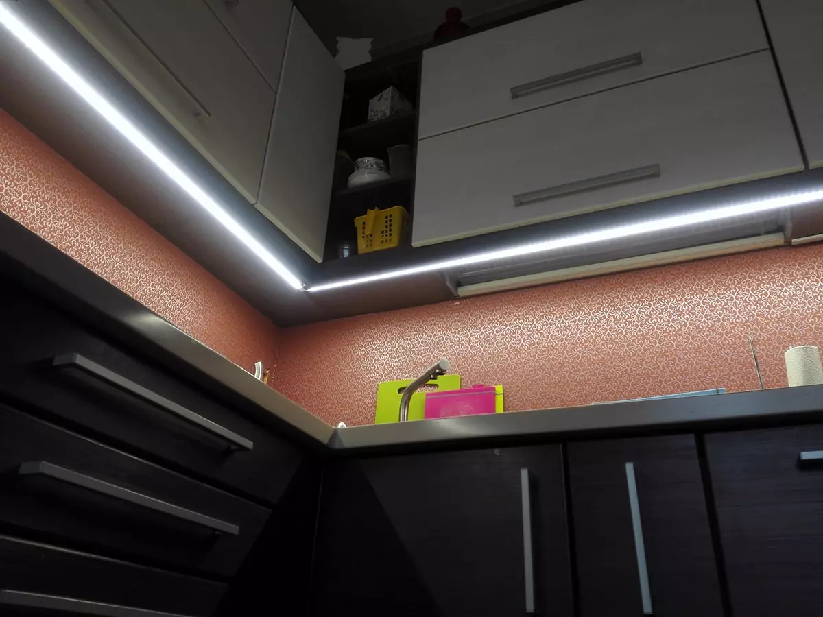 LED ταινία στην κουζίνα κάτω από τα ντουλάπια (31 φωτογραφίες): οπίσθιο φωτισμό διόδων για ντουλάπια κουζίνας στο εσωτερικό 20994_27