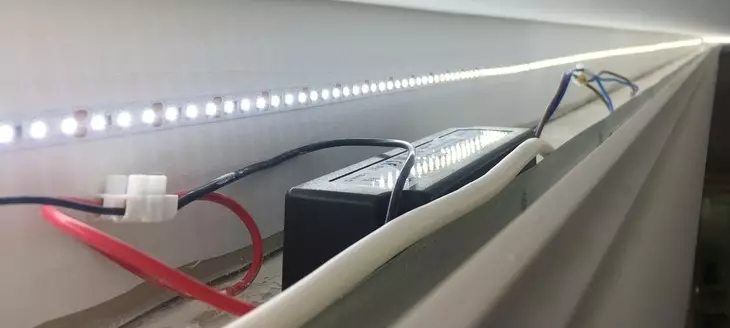 LED ταινία στην κουζίνα κάτω από τα ντουλάπια (31 φωτογραφίες): οπίσθιο φωτισμό διόδων για ντουλάπια κουζίνας στο εσωτερικό 20994_29