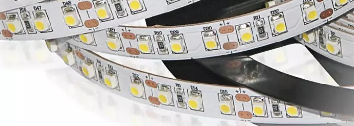LED ταινία στην κουζίνα κάτω από τα ντουλάπια (31 φωτογραφίες): οπίσθιο φωτισμό διόδων για ντουλάπια κουζίνας στο εσωτερικό 20994_6