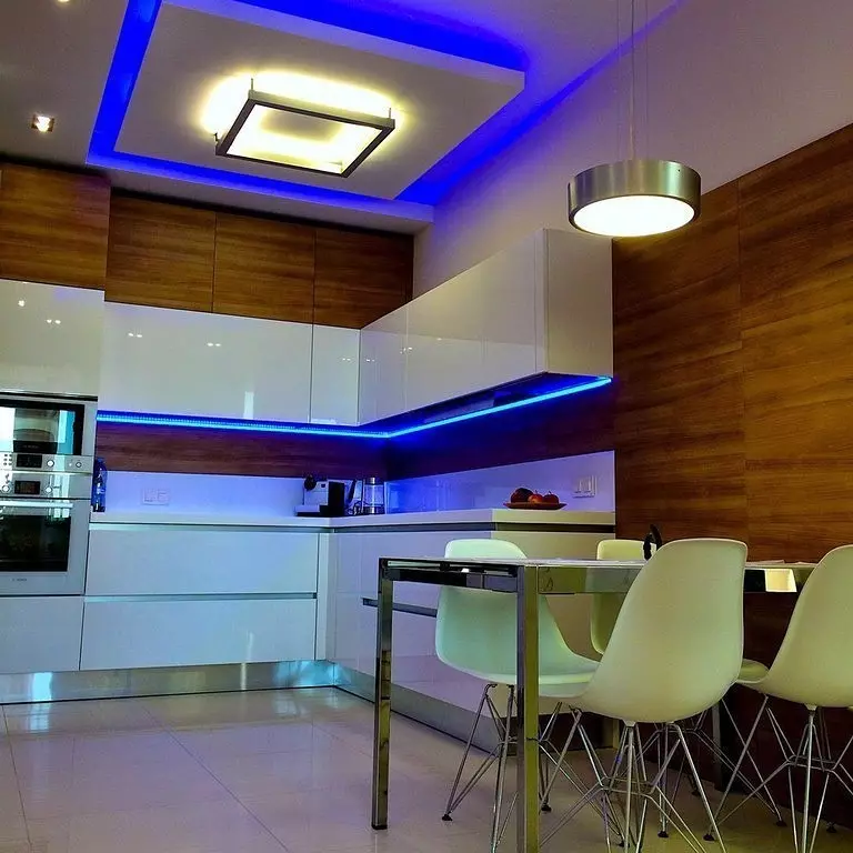 الإضاءة في المطبخ مع سقف تمتد (30 صور): موقع نقطة ومصابيح أخرى، المصابيح الكهربائية في المناطق الداخلية المطبخ 20995_12