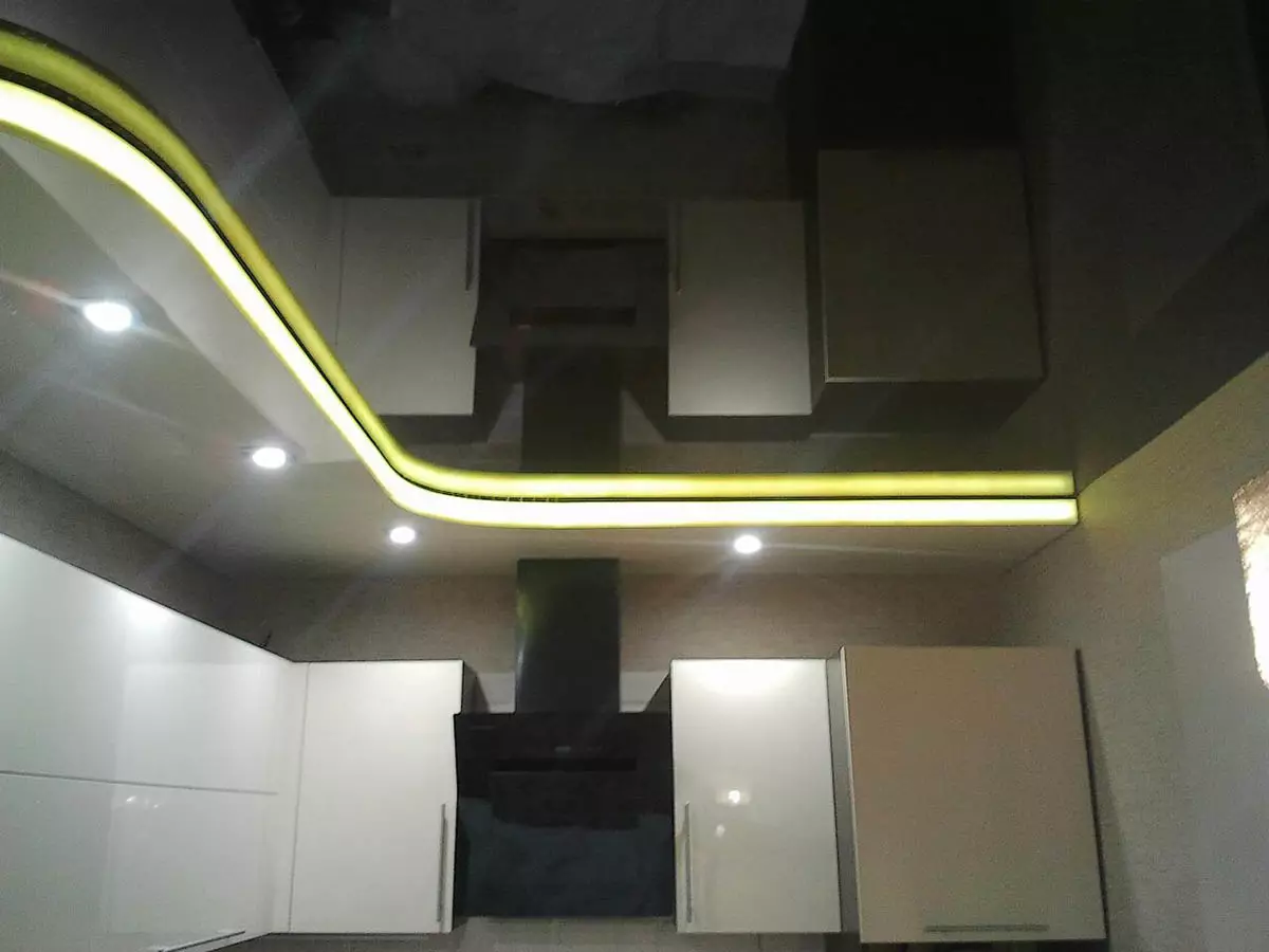 带拉伸天花板的厨房里照明（30张）：点和其他灯的位置，厨房内部的灯泡 20995_13