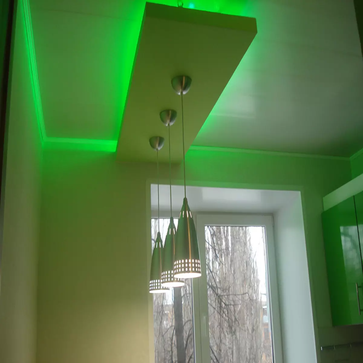 带拉伸天花板的厨房里照明（30张）：点和其他灯的位置，厨房内部的灯泡 20995_17