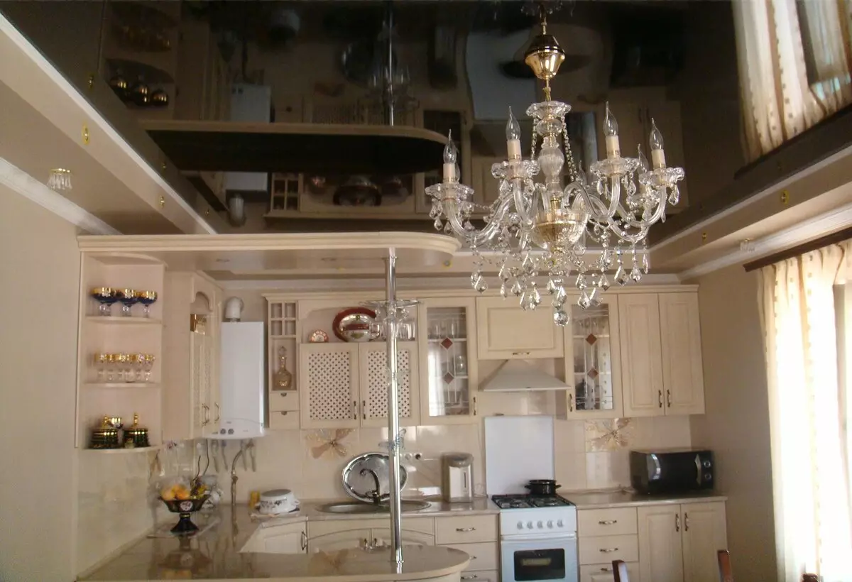 带拉伸天花板的厨房里照明（30张）：点和其他灯的位置，厨房内部的灯泡 20995_18