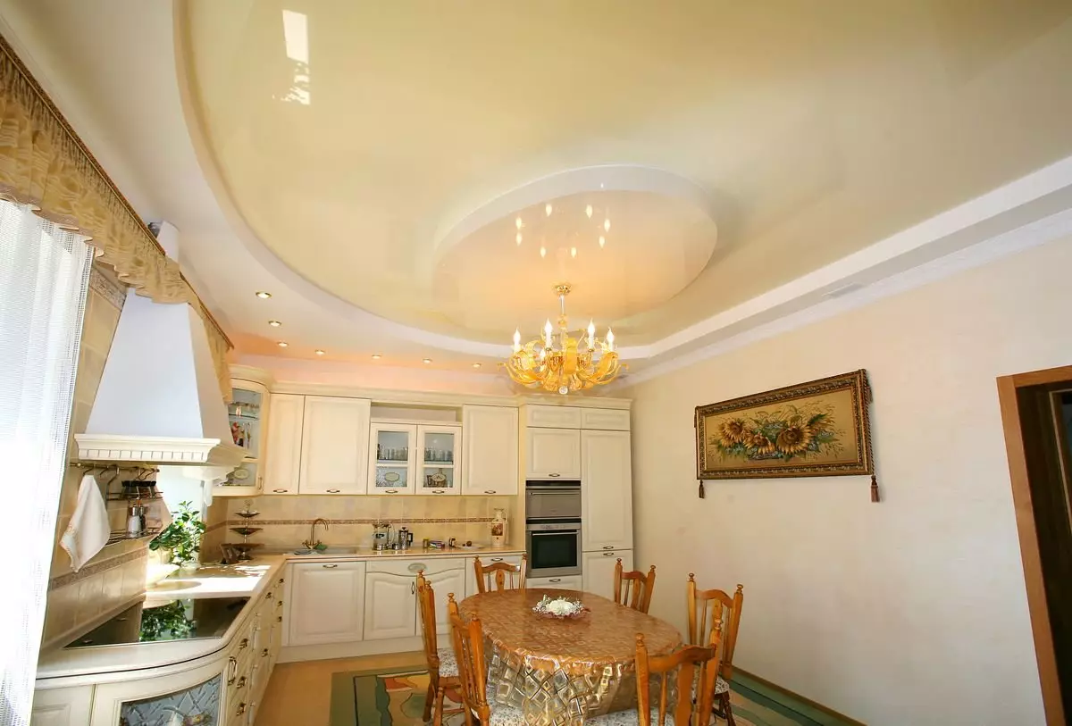 带拉伸天花板的厨房里照明（30张）：点和其他灯的位置，厨房内部的灯泡 20995_19