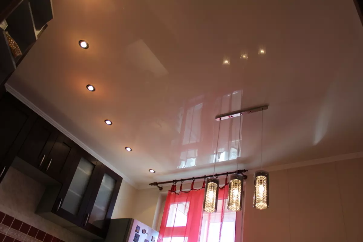 带拉伸天花板的厨房里照明（30张）：点和其他灯的位置，厨房内部的灯泡 20995_21
