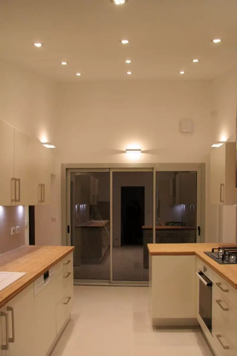 гал тогооны дотоодод цэг болон бусад чийдэн, гэрэл чийдэн байрлал: сунгах тааз (30 фото) нь гал тогооны өрөөнд гэрэлтүүлэг 20995_22