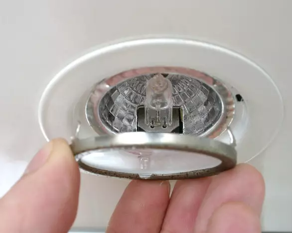 Cahaya di dapur kalayan siling regile (30 poto): lokasi titik sareng lampu sanésna, bolong lampu di sisi detail 20995_26