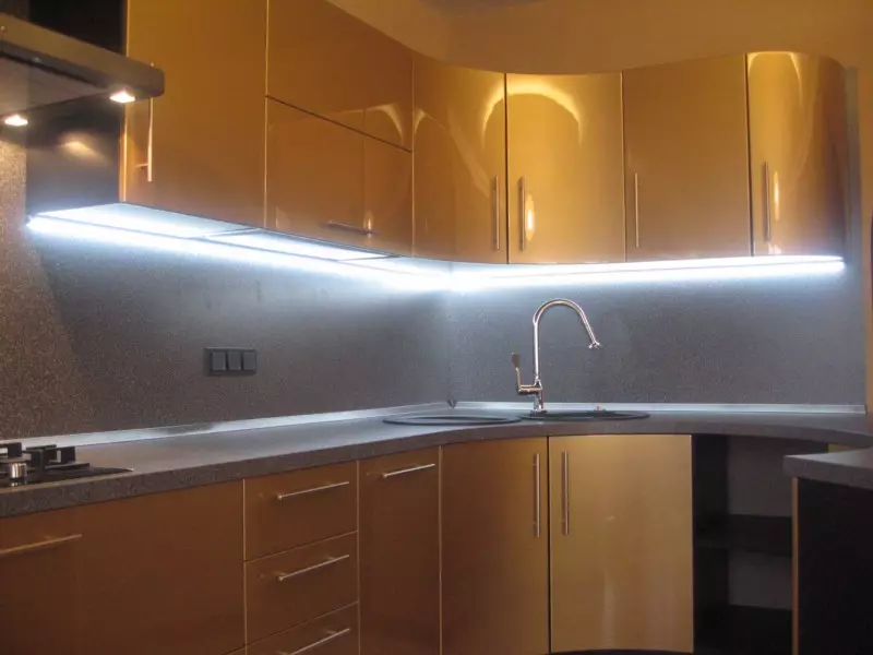 ЛЕД врпца за кухињу (62 фотографије): Самољепљива трака 220 В. Коју врпцу одлучују да осветли кухињске слушалице? Осветљење врпце за прегачу 20998_10