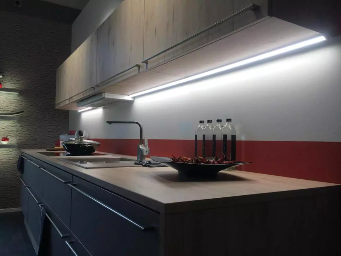 Mutfak için LED Kurdele (62 Fotoğraf): Kendi Kendinden Yapışkanlı Bant 220 V. Hangi bant mutfak kulaklığını aydınlatmayı seçin? Önlük için şerit aydınlatma 20998_12