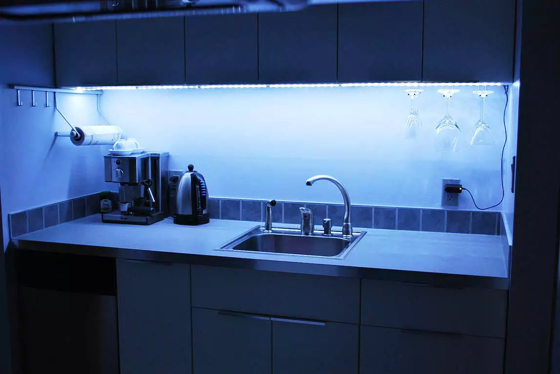 ЛЕД врпца за кухињу (62 фотографије): Самољепљива трака 220 В. Коју врпцу одлучују да осветли кухињске слушалице? Осветљење врпце за прегачу 20998_13