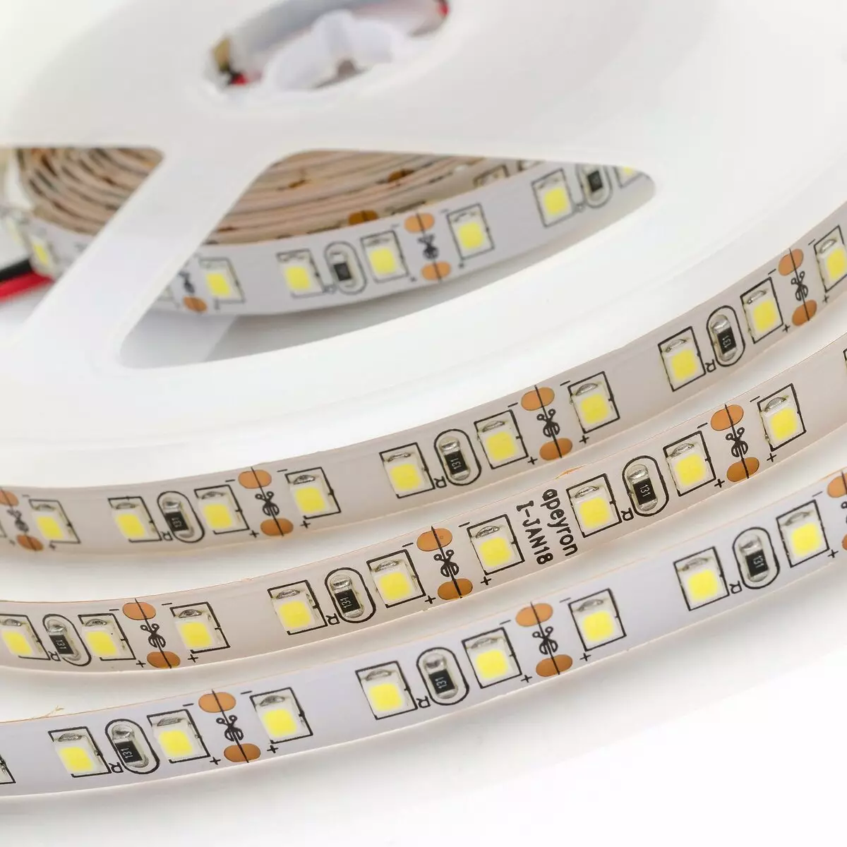 Ribbon LED untuk dapur (62 foto): pita pelekat diri 220 V. apa pita memilih untuk menerangi alat dengar dapur? Pencahayaan reben untuk apron 20998_24