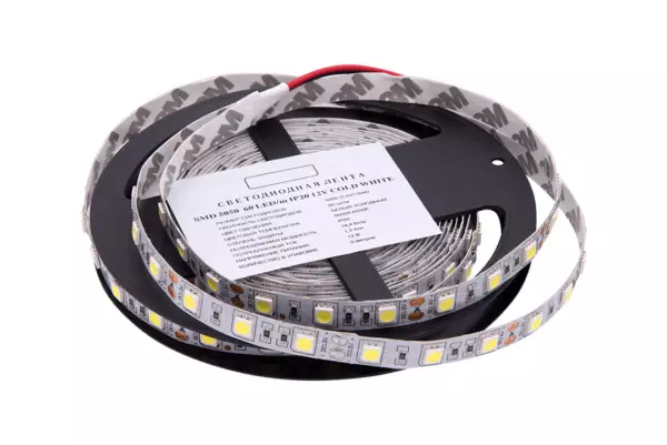 Cinta LED per a la cuina (62 fotos): cinta autoadhesiva 220 V. Quina cinta tria per il·luminar els auriculars de la cuina? Il·luminació de cinta per a davantal 20998_27