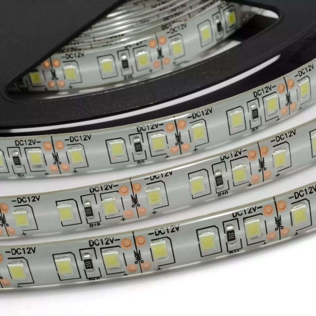 厨房的LED缎带（62张照片）：自粘带220 V.什么磁带选择照亮厨房耳机？围裙的功能区照明 20998_29