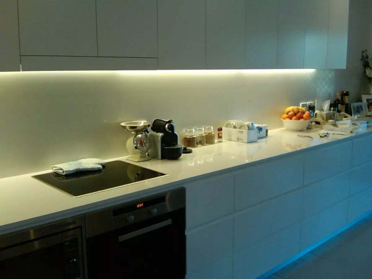 Ribbon LED untuk dapur (62 foto): pita pelekat diri 220 V. apa pita memilih untuk menerangi alat dengar dapur? Pencahayaan reben untuk apron 20998_3