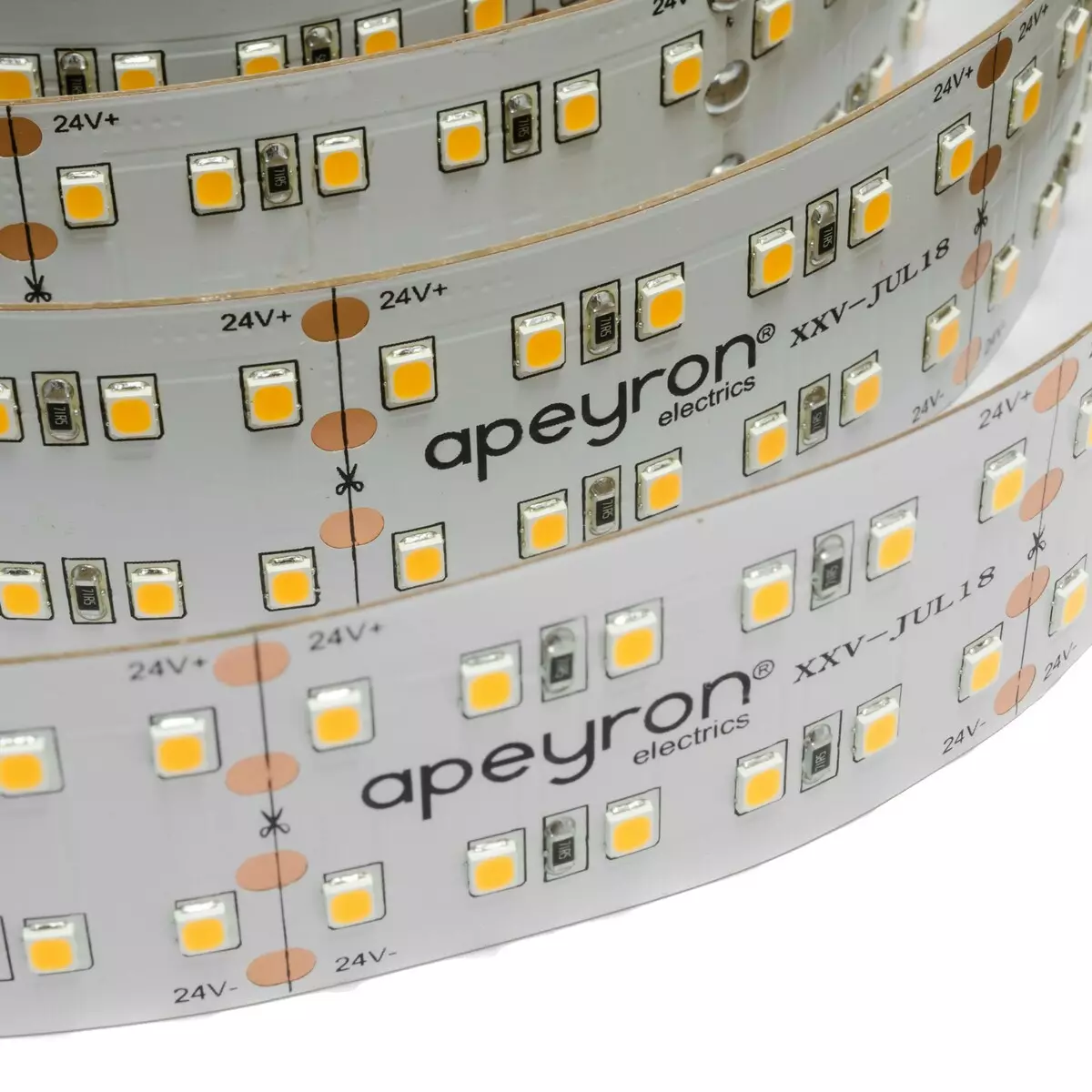 Đèn LED ruy băng cho nhà bếp (62 ảnh): Băng tự dính 220 V. Những gì băng chọn để chiếu sáng tai nghe nhà bếp? Chiếu sáng ruy băng cho tạp dề 20998_30