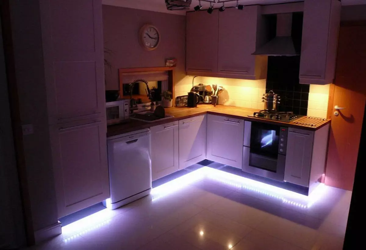 LED juostelė virtuvei (62 nuotraukos): lipni juosta 220 V. Kokia juosta nusprendžia apšviesti virtuvės ausines? Ribon apšvietimas prijuostės 20998_31