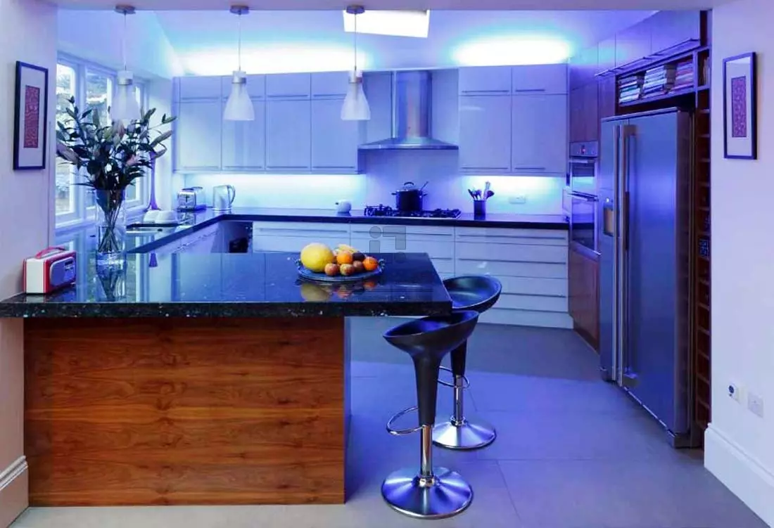 LED Лента за кухнята (62 снимки): самозалепваща се лента 220 V. Какво лента изберете за осветяване кухня слушалки? Ribbon осветление за престилка 20998_32