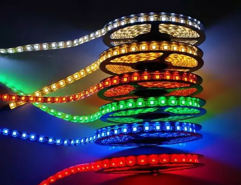 厨房的LED缎带（62张照片）：自粘带220 V.什么磁带选择照亮厨房耳机？围裙的功能区照明 20998_35