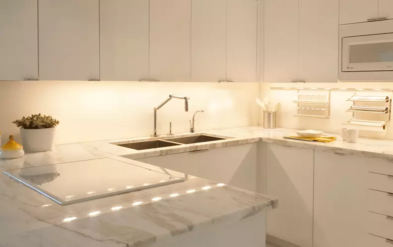 Đèn LED ruy băng cho nhà bếp (62 ảnh): Băng tự dính 220 V. Những gì băng chọn để chiếu sáng tai nghe nhà bếp? Chiếu sáng ruy băng cho tạp dề 20998_37